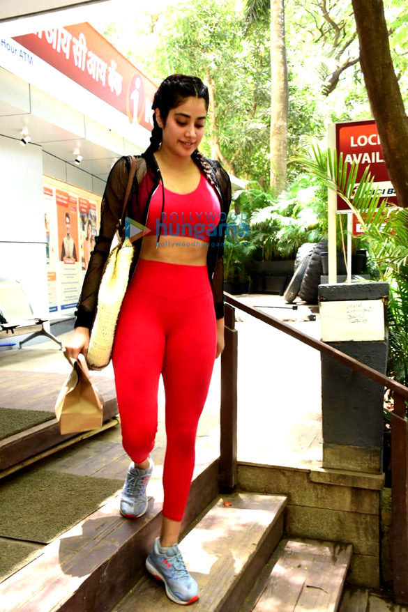 photos janhvi kapoor snapped in bandra 3 2