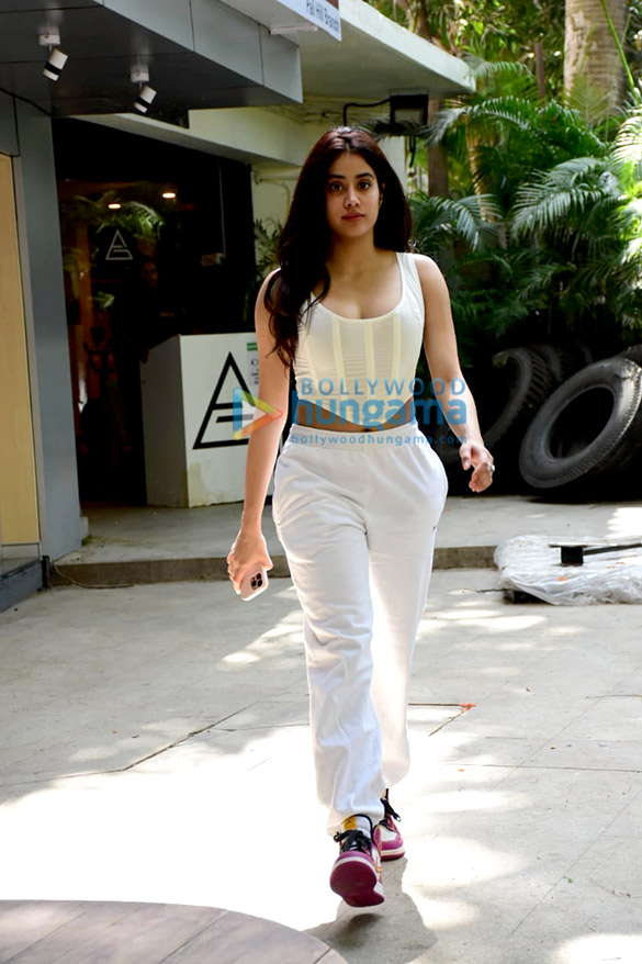 Photos: Janhvi Kapoor spotted in Bandra Photos: Janhvi Kapoor spotted in Bandra