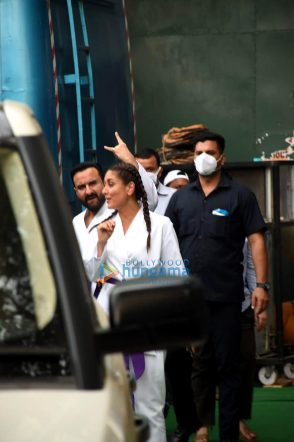 Photos: Kareena Kapoor Khan and Saif Ali Khan spotted during their shoot in Juhu Photos: Kareena Kapoor Khan and Saif Ali Khan spotted during their shoot in Juhu