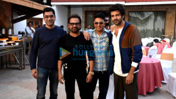 Photos: Kartik Aaryan, Bhushan Kumar, Anees Bazmee and others celebrate the success of Bhool Bhulaiyaa 2 in Juhu