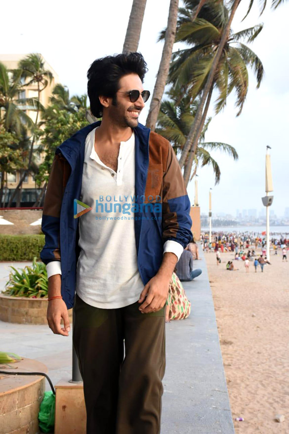 photos kartik aaryan bhushan kumar anees bazmee and others celebrate the success of bhool bhulaiyaa 2 in juhu 3