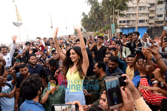 photos kartik aaryan and kiara advani snapped at juhu chowpatty 9
