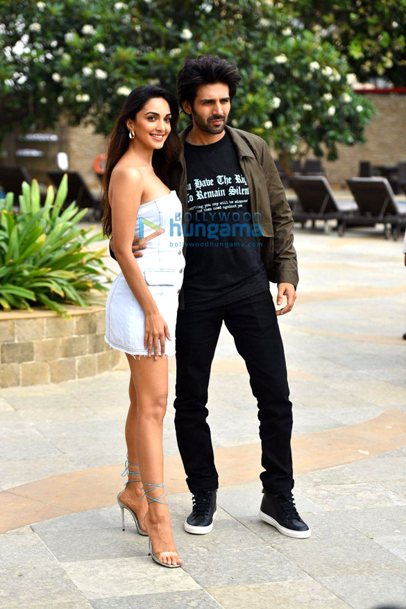 Photos Kartik Aaryan And Kiara Advani Snapped Promoting Their Film ...