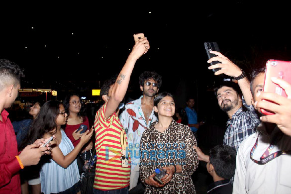 photos kartik aaryan clicks selfies with fans at the airport 2