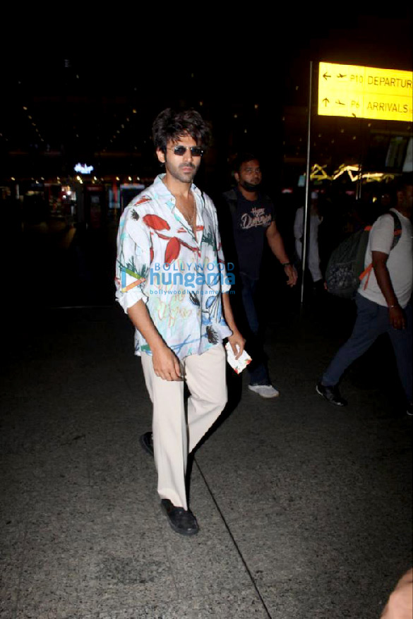 photos kartik aaryan clicks selfies with fans at the airport 5