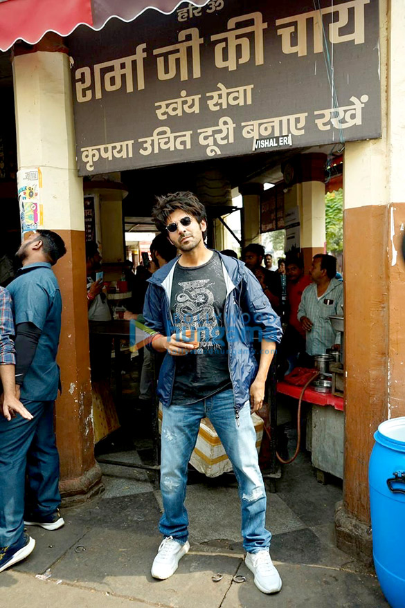 photos kartik aaryan enjoys morning tea in lucknow during bhool bhulaiyaa 2 promotions 1