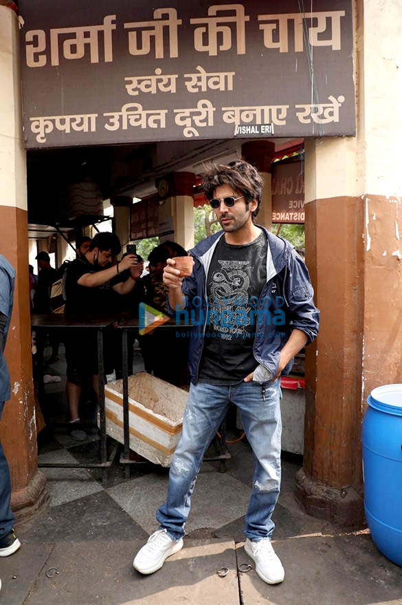 photos kartik aaryan enjoys morning tea in lucknow during bhool bhulaiyaa 2 promotions 3
