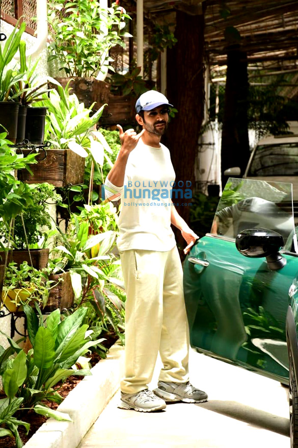 photos kartik aaryan snapped at a dubbing studio in juhu 4 4
