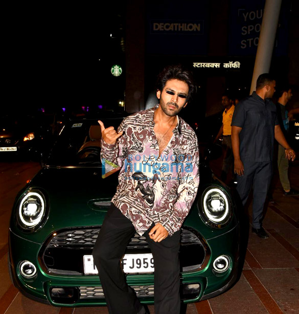 photos kartik aaryan snapped posing near his mini cooper s in bandra 3