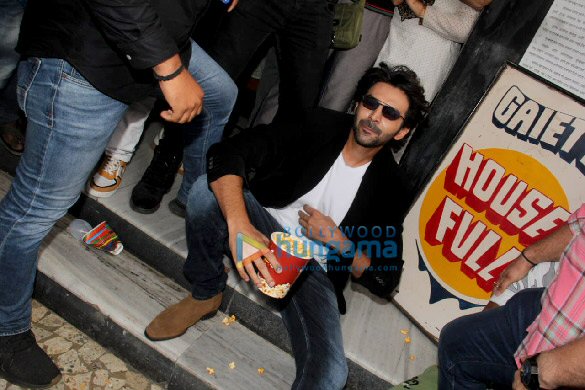 photos kartik aaryan spotted enjoying the movie bhool bhulaiyaa 2 at gaiety cinema 2