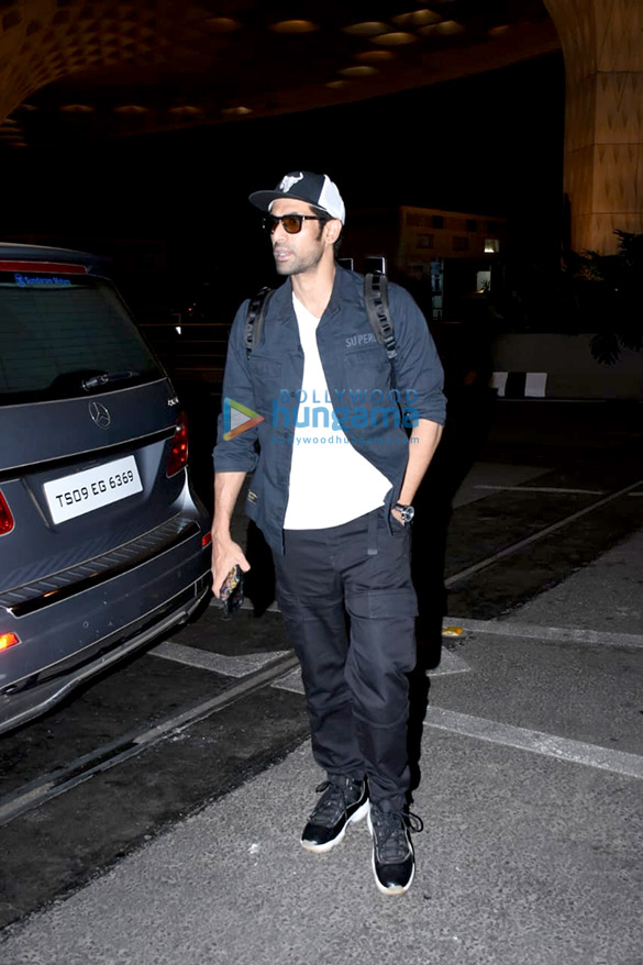 photos kiara advani shraddha kapoor varun dhawan and others snapped at the airport 5