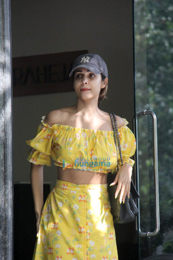 photos malaika arora spotted outside a clinic in santacruz 4