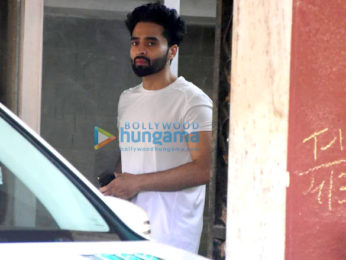 Photos: Pooja Hegde, Rakul Preet Singh and Jackky Bhagnani spotted at a gym in Bandra