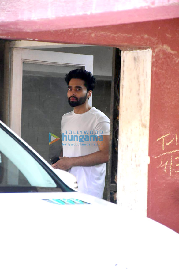 photos pooja hegde rakul preet singh and jackky bhagnani spotted at a gym in bandra 3