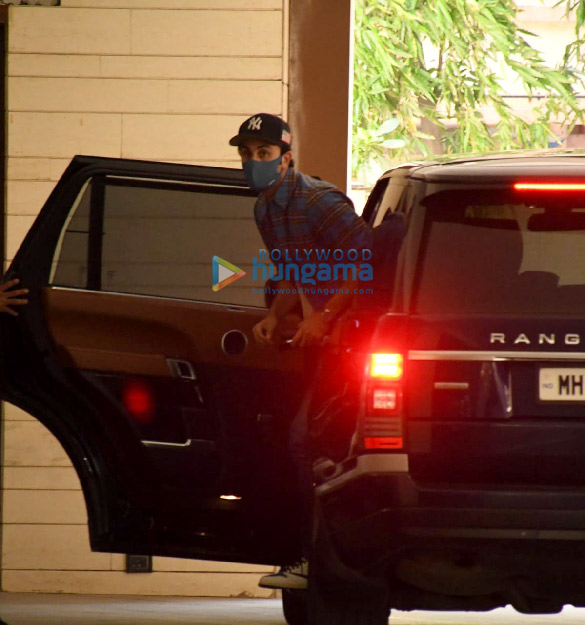 photos ranbir kapoor spotted at jackky bhagnanis house 4