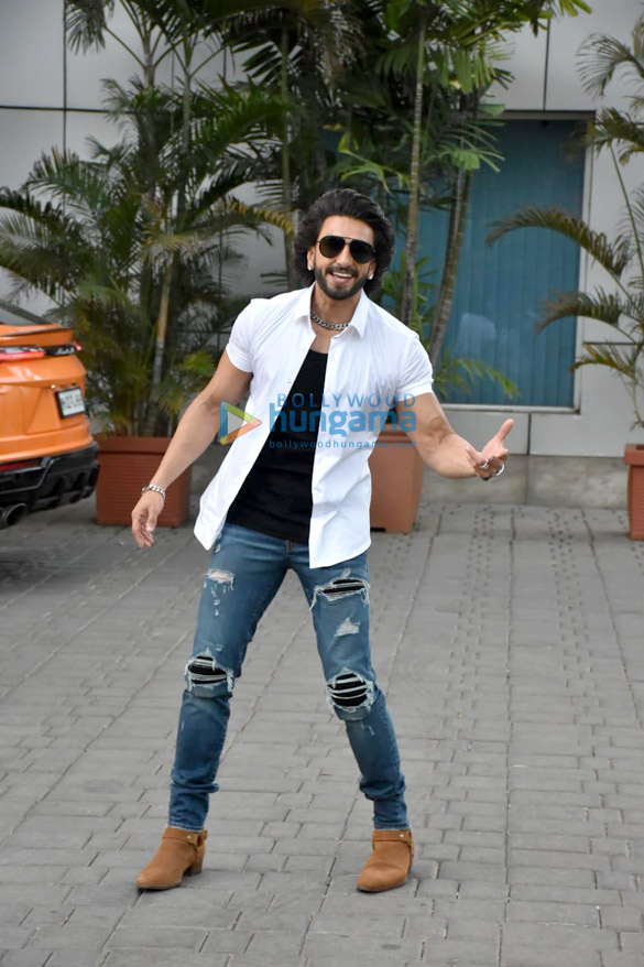photos ranveer singh varun dhawan and others snapped at the airport 3
