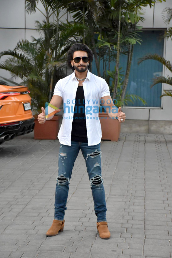 photos ranveer singh varun dhawan and others snapped at the airport 4