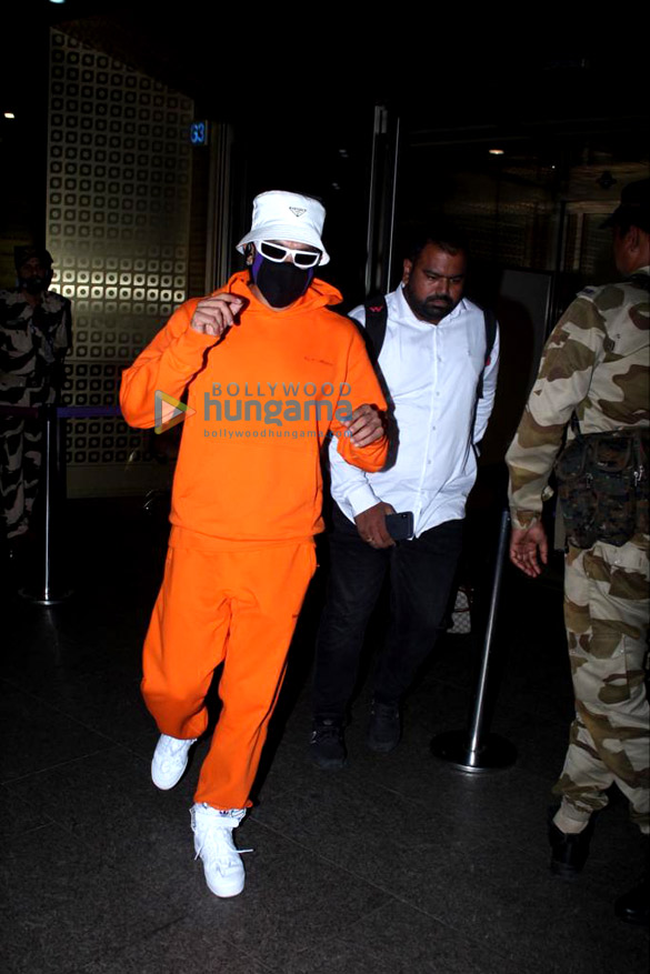Photos: Ranveer Singh, Kartik Aaryan, Isha Koppikar and others snapped at the airport Photos: Ranveer Singh, Kartik Aaryan, Isha Koppikar and others snapped at the airport