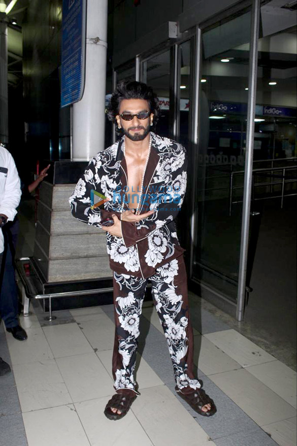 photos ranveer singh and saiee manjrekar snapped at the airport 3