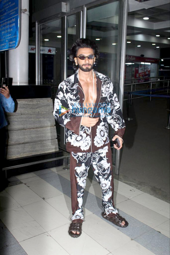 photos ranveer singh and saiee manjrekar snapped at the airport 5