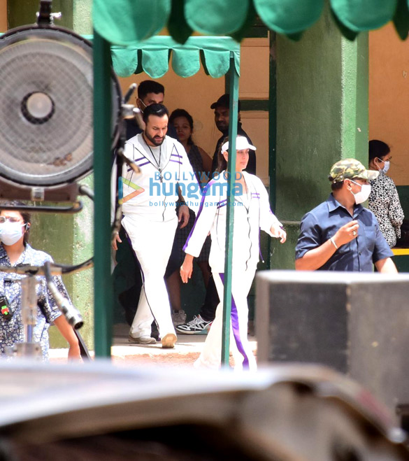 photos saif ali khan and kareena kapoor khan spotted on location for a shoot 3