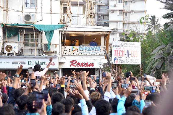 photos salman khan waves to fans outside his residence to wish them for eid 4
