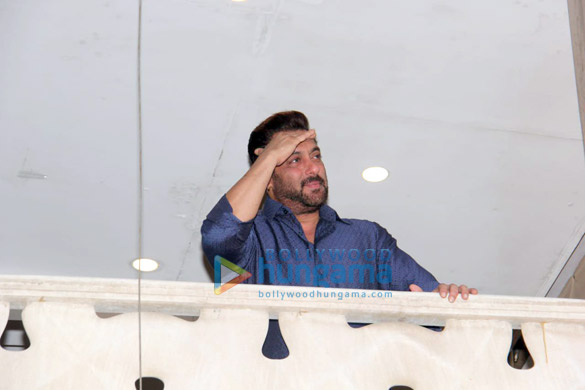 photos salman khan waves to fans outside his residence to wish them for eid4 11