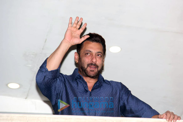 photos salman khan waves to fans outside his residence to wish them for eid4 12