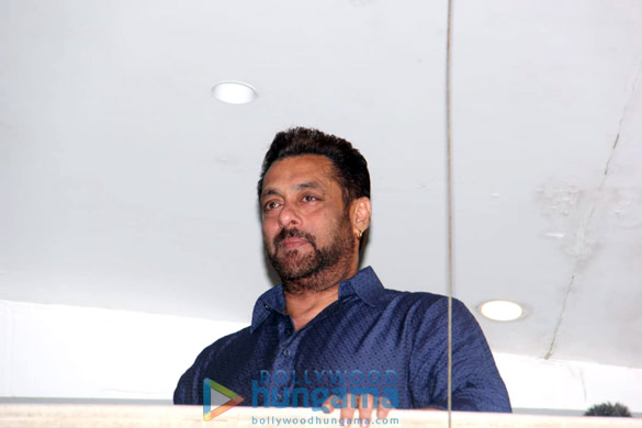 photos salman khan waves to fans outside his residence to wish them for eid4 8