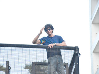 Photos: Shah Rukh Khan snapped waving at fans at Mannat on Eid
