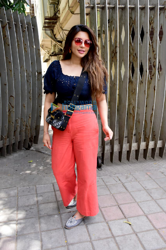 photos shama sikander spotted at a salon bandra 3