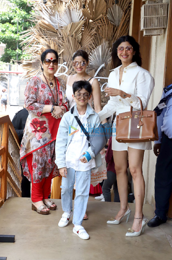 photos shilpa shetty shamita shetty snapped with their mother at bastian in worli 1