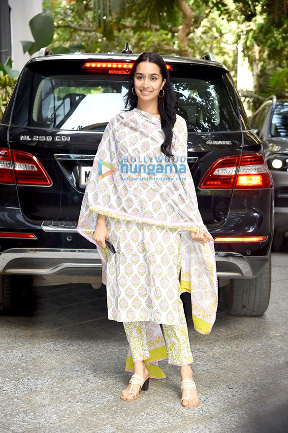 photos shraddha kapoor snapped in santacruz 2