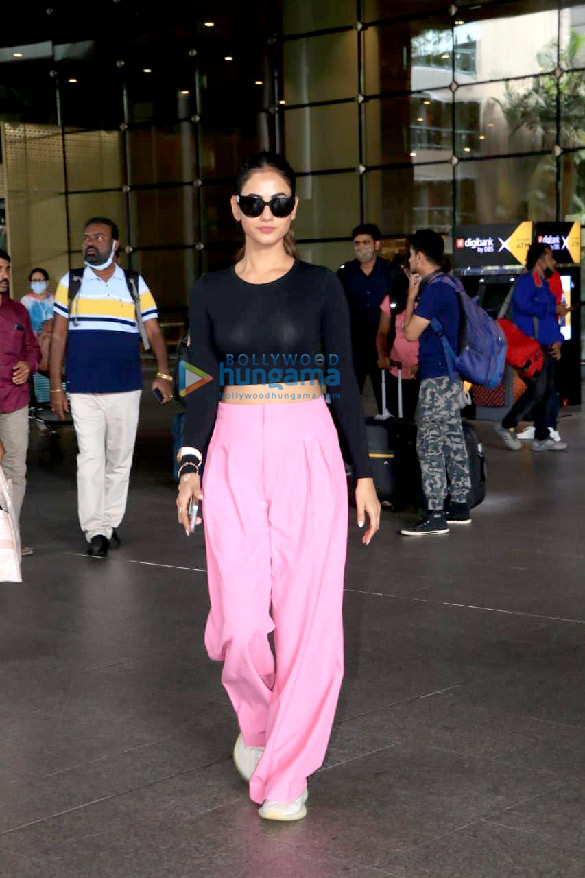 photos sonal chauhan snapped at the airport 3 4