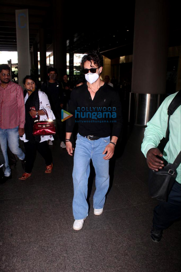 Photos: Tiger Shroff and Jasmin Bhasin snapped at the airport Photos: Tiger Shroff and Jasmin Bhasin snapped at the airport