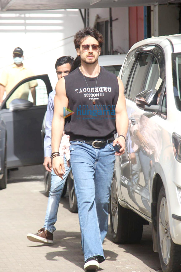photos tiger shroff snapped outside the dharma office in khar 3