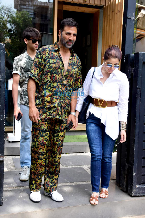 photos twinkle khanna spotted outside a restaurant in bandra 6