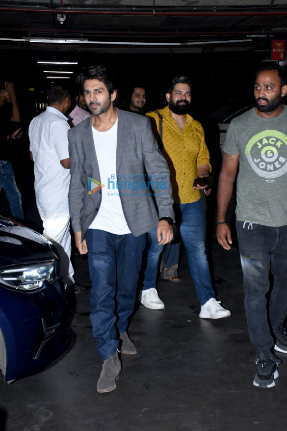 photos varun dhawan janhvi kapoor parineeti chopra and others snapped at the airport 4