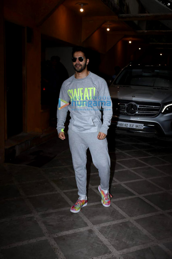 Photos Varun Dhawan does the Jugjugg Jeeyo pose as he gets snapped in the city (5)