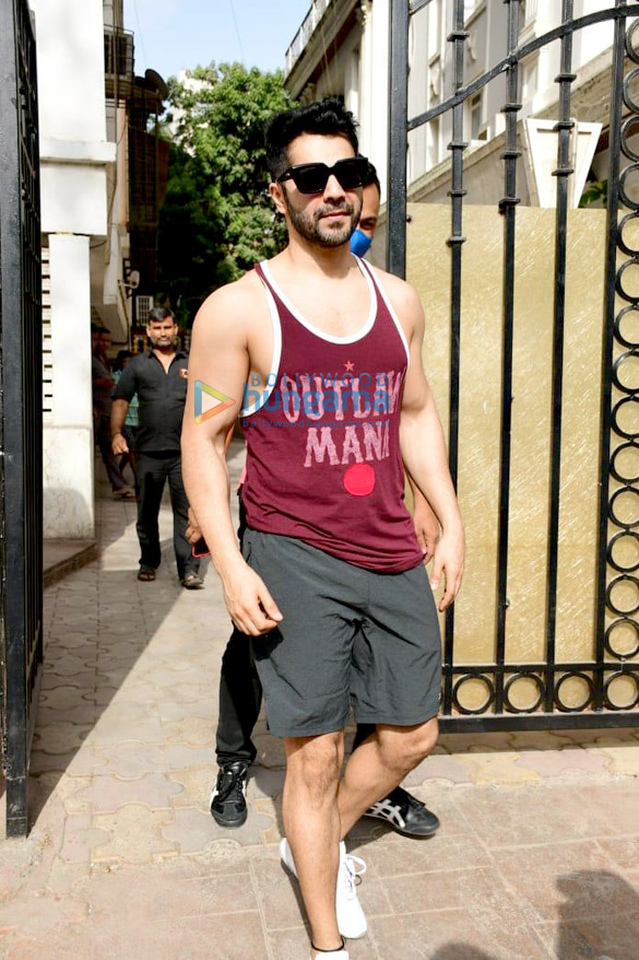 photos varun dhawan snapped at a clinic in juhu 2