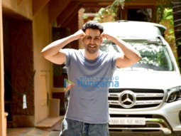 Photos: Varun Dhawan snapped at a dance class in Juhu
