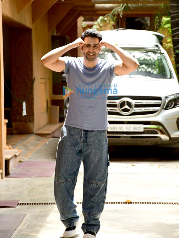 Photos: Varun Dhawan snapped at a dance class in Juhu Photos: Varun Dhawan snapped at a dance class in Juhu