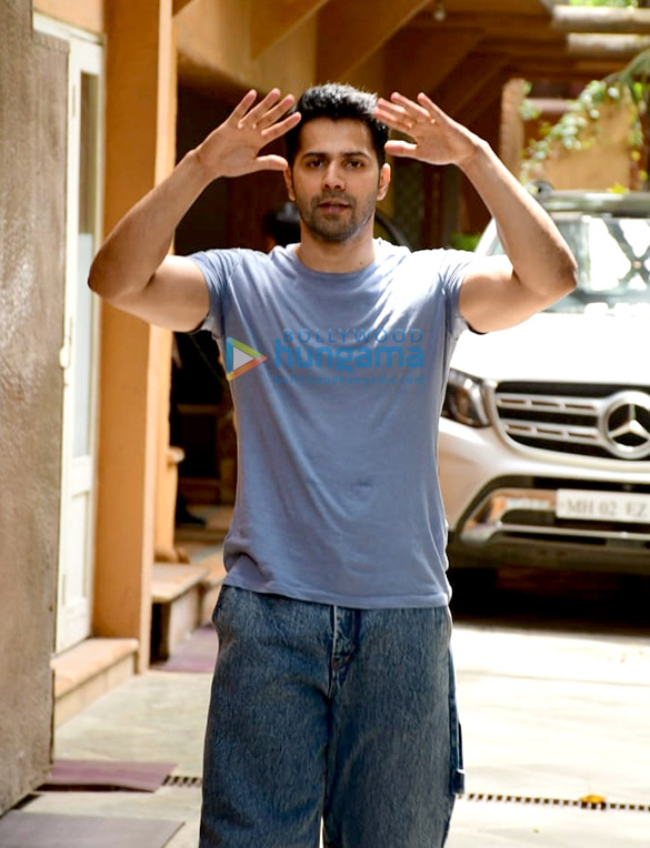 photos varun dhawan snapped at a dance class in juhu 2 2