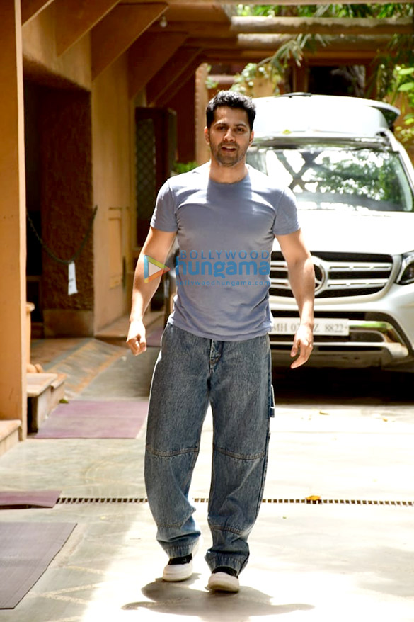 photos varun dhawan snapped at a dance class in juhu 3 2