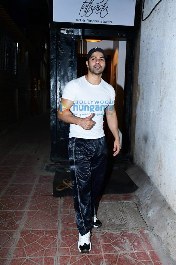 photos varun dhawan snapped in juhu 3 6