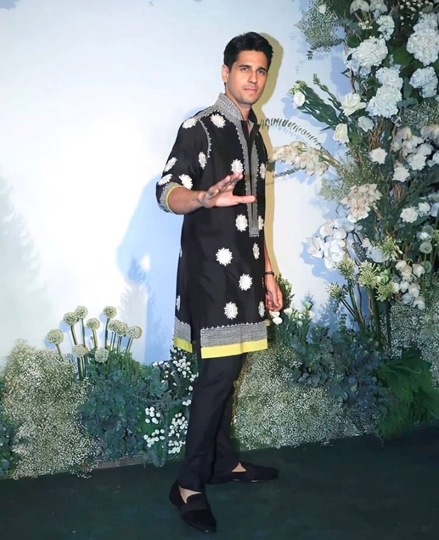 Sidharth Malhotra looks irresistibly handsome in Manish Malhotra’s black floral kurta pyjama for Eid party Sidharth Malhotra looks irresistibly handsome in Manish Malhotra’s black floral kurta pyjama for Eid party