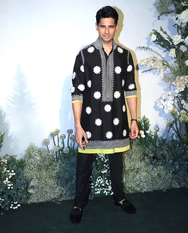 Sidharth Malhotra looks irresistibly handsome in Manish Malhotra’s black floral kurta pyjama for Eid party Sidharth Malhotra looks irresistibly handsome in Manish Malhotra’s black floral kurta pyjama for Eid party