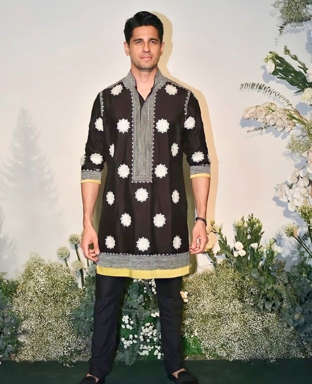 Sidharth Malhotra looks irresistibly handsome in Manish Malhotra’s black floral kurta pyjama for Eid party Sidharth Malhotra looks irresistibly handsome in Manish Malhotra’s black floral kurta pyjama for Eid party