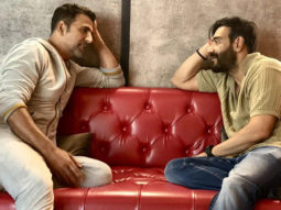 Ajay Devgn wishes co-actor Akshay Kumar for his 30th anniversary
