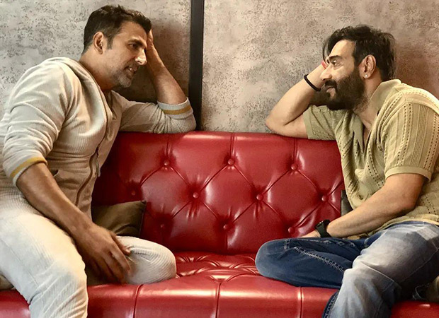 Ajay Devgn wishes co-actor Akshay Kumar for his 30th anniversary